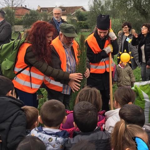 Alberi nelle scuole, bambini in festa